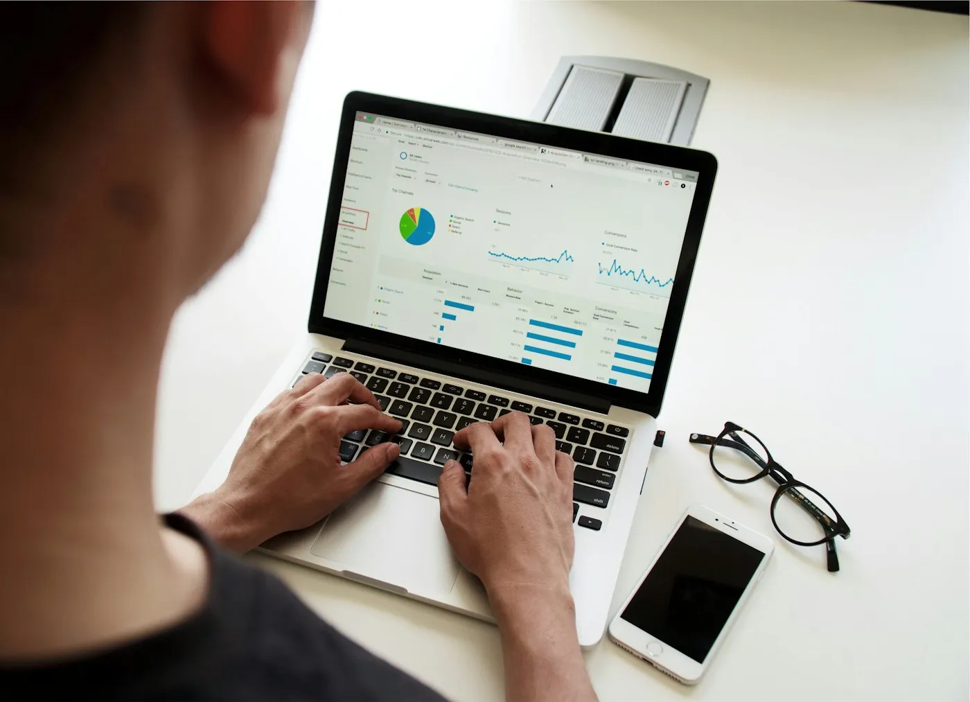Professional aan een bureau met beleggingsdata op het scherm