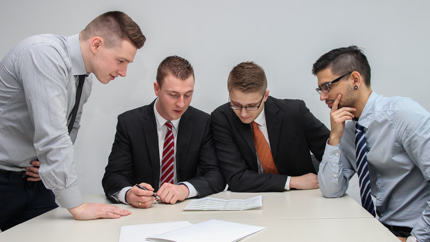 Team in gesprek over een overnamevoorstel