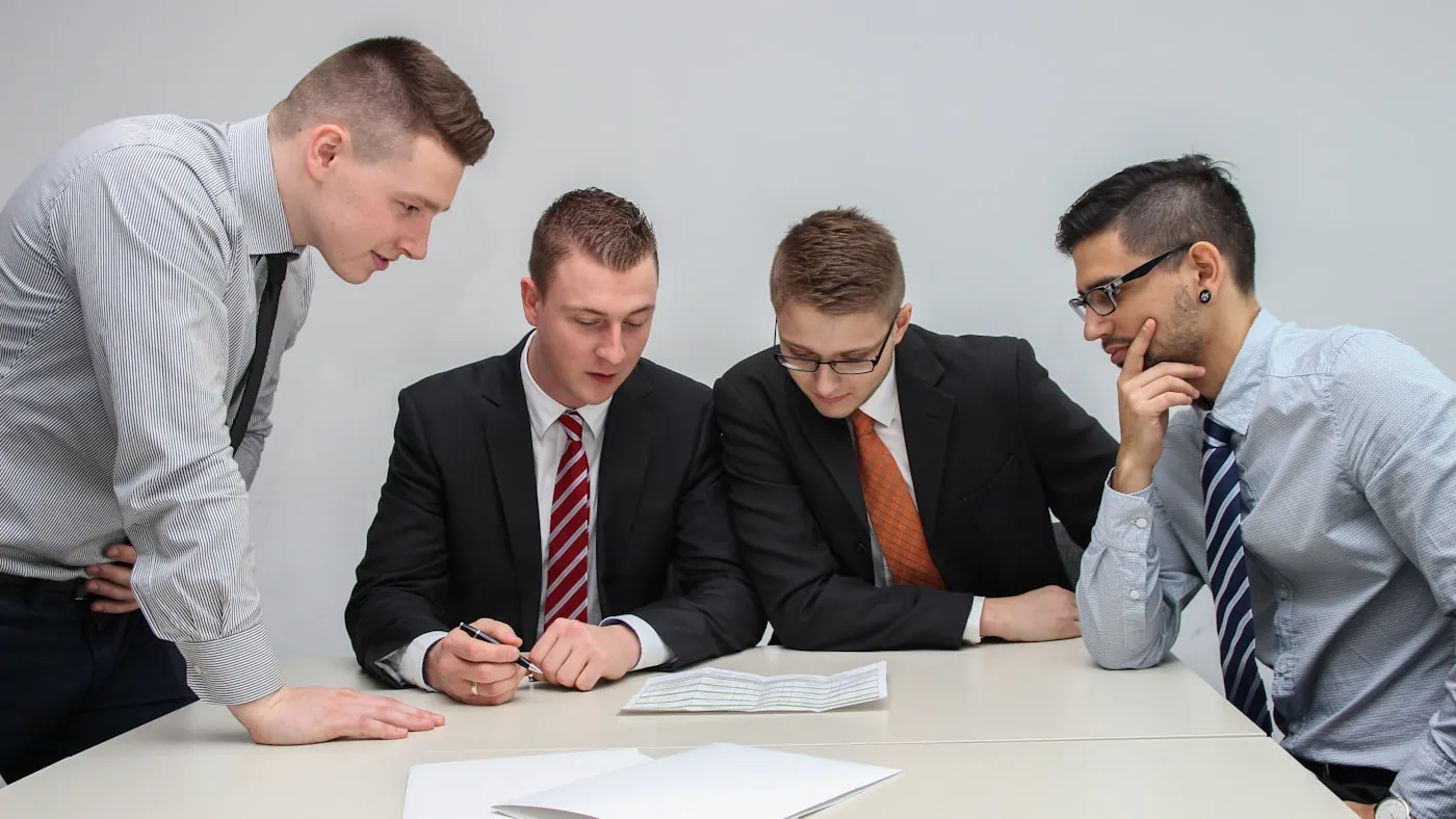 Team in gesprek over een overnamevoorstel