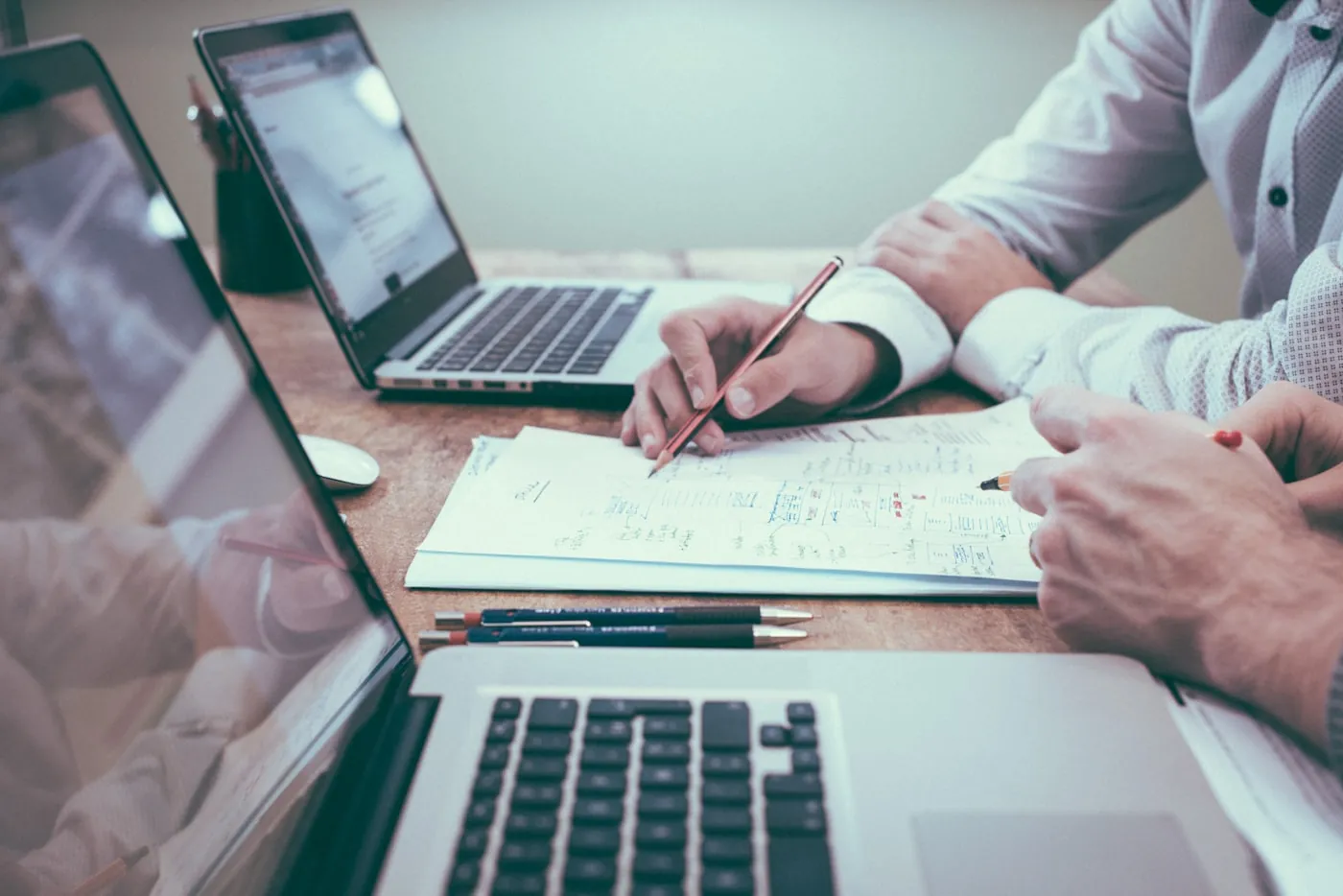 Professionals bespreken financiele plannen en cijfers aan een bureau