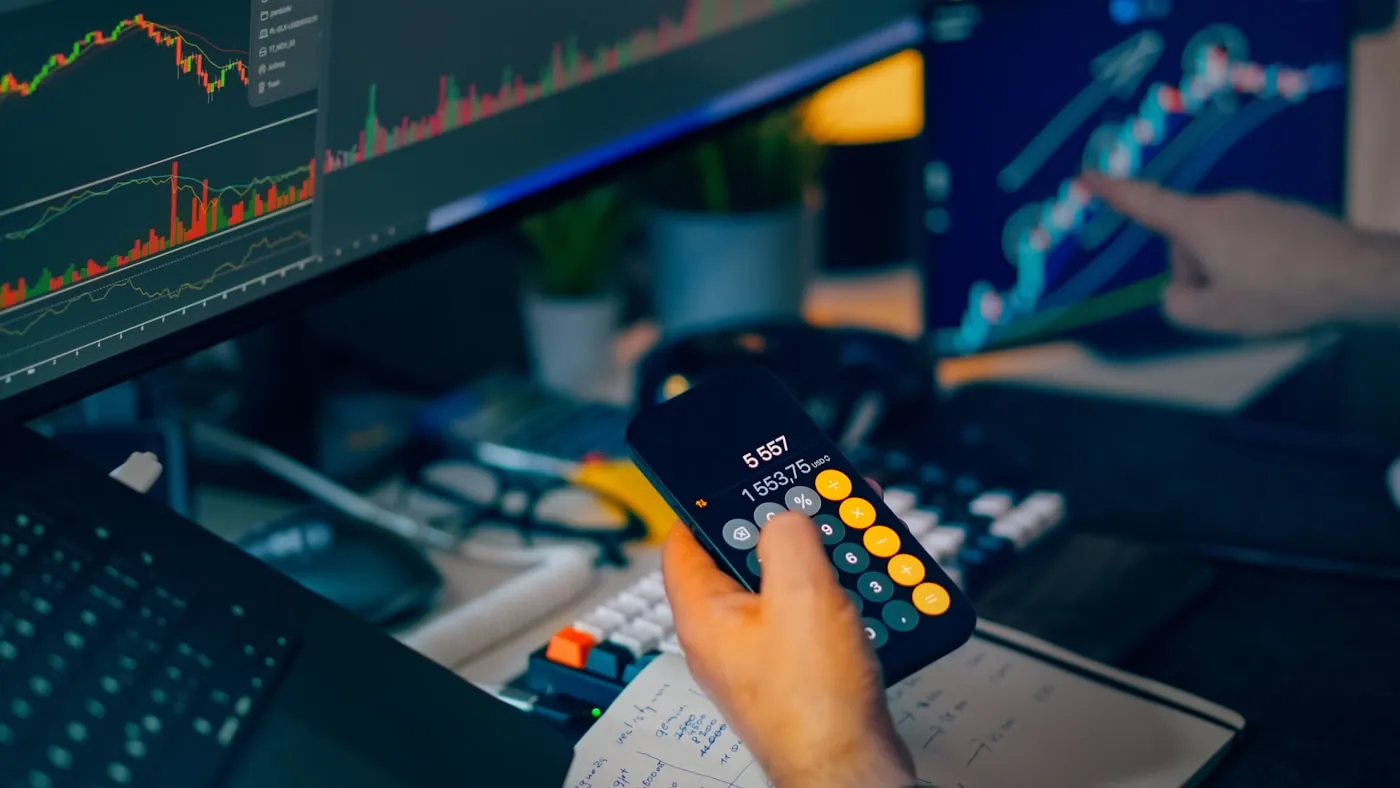 Traders op een handelsvloer achter schermen met marktdata