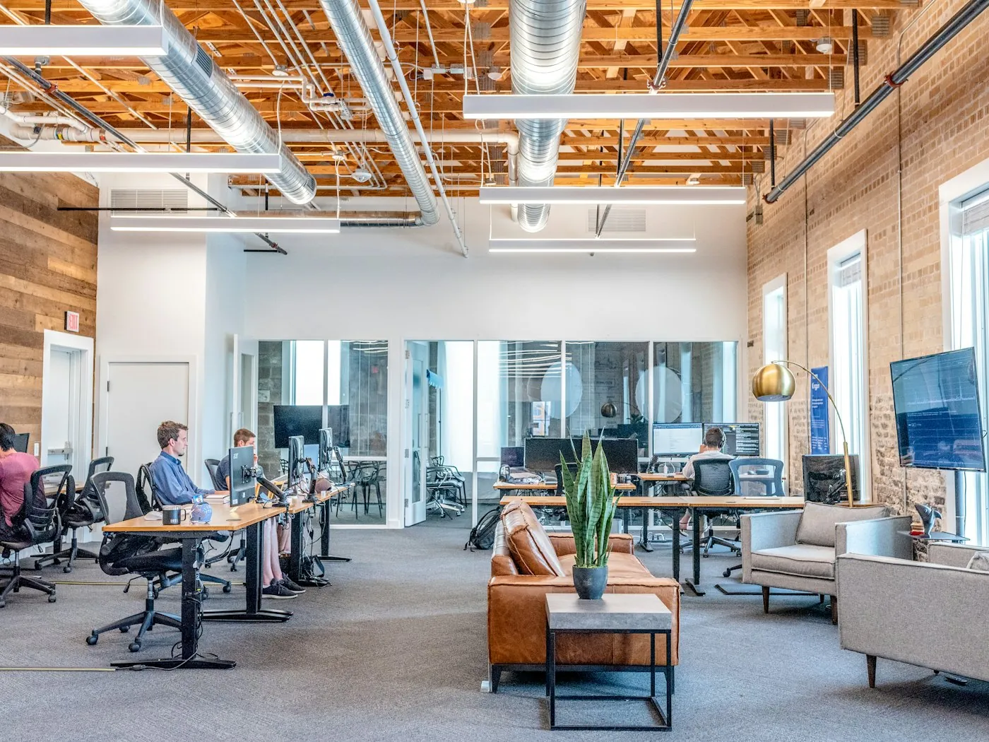 Modern startupkantoor met een team aan het werk